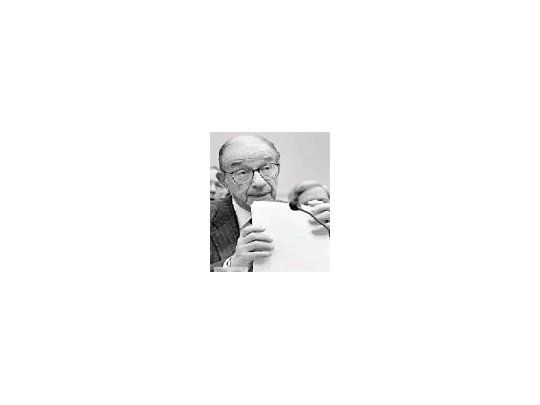 Alan Greenspan, después del discurso en la Cámara de Representantes del Congreso, guarda el discurso y se apresta a contestar preguntas.