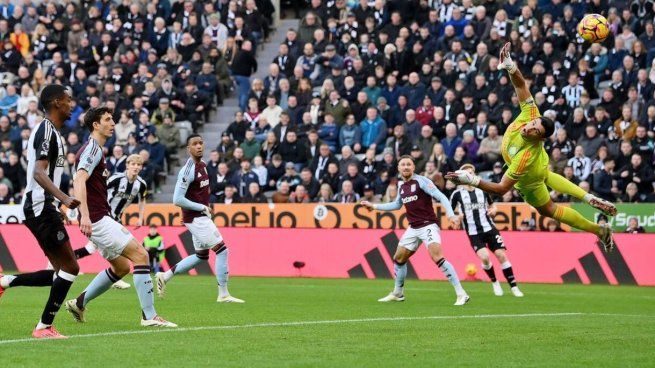 El Dibu Martínez no pudo evitar la caída del Aston Villa en la Premier League.