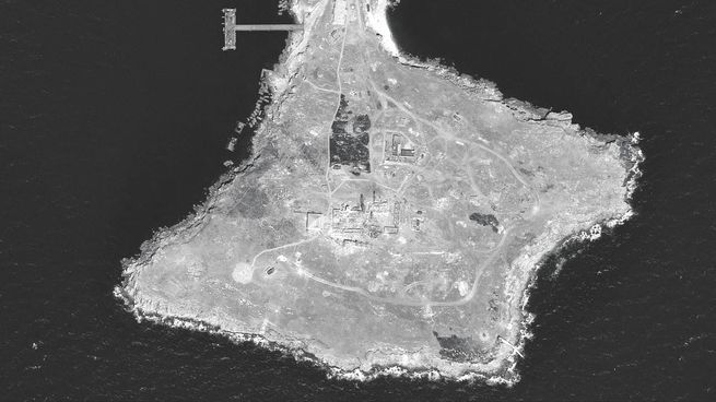 IMPORTANCIA. La isla de las Serpientes –mostrada aquí en una foto satelital– domina la costa de Odesa y una importante vía para el comercio de alimentos. Ucrania recuperó ayer su control.