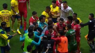 El juego entre América y Toluca terminó caliente. Peleas entre los staff técnicos, jugadores y con Helinho intercambiando gestos con un aficionado de las Águilas. El juego entre América y Toluca terminó caliente. Peleas entre los staff técnicos, jugadores y con Helinho intercambiando gestos con un aficionado de las Águilas.