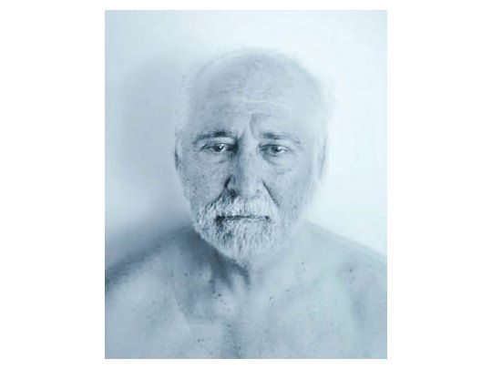 “Línea de sangre”, de la serie 12 retratos de los últimos días del padre del artista chileno-argentino Martín Weber, Gran Premio Adquisición correspondiente a la disciplina Medios Alternativos e Instalaciones. En arte textil, el Gran Premio Adquisición del Salón de Artes Visuales 2016 le fue otorgado a Myriam Jawerbaum.