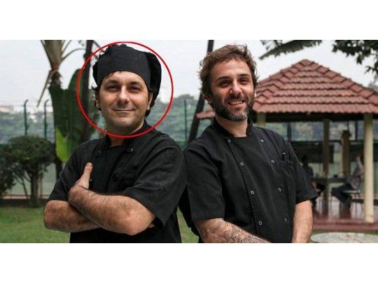 A la izquierda, Rossini, el chef cautivo de Estado Islámico.