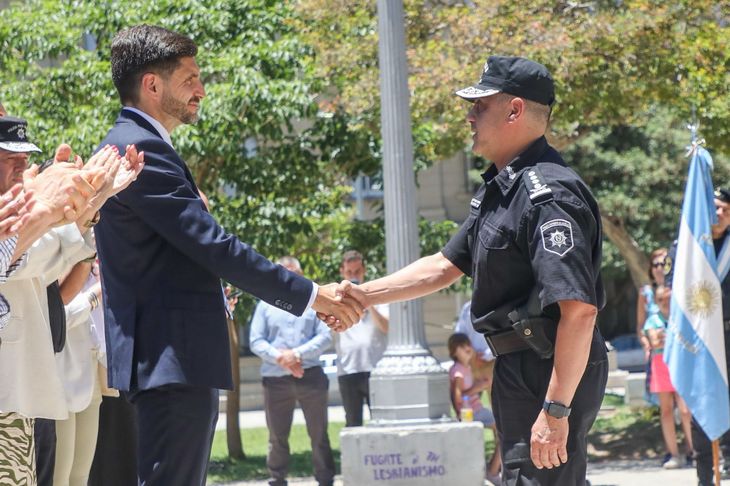 Pullaro felicitó a los agentes de la policía. Pullaro felicitó a los agentes de la policía.