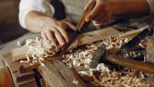 ámbito.com | apuesto-carpintero-trabajando-madera.jpg