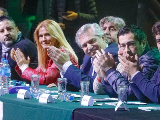 Alberto Fernández y Magario, de campaña en Smata. 