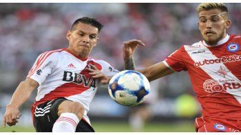 Tras el empate con Argentinos Juniors, River quedó a dos puntos del líder Boca.