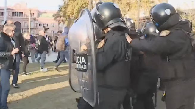 La Policía avanzó sobre seguidores del Indio Solari antes de la Misa Ricotera en Plaza de Mayo.