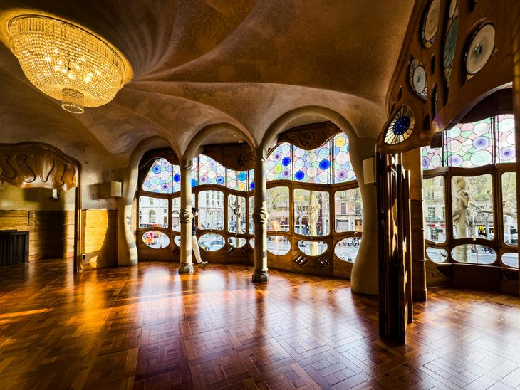 La escalera interior de la Casa Batlló presenta líneas curvas, barandas de madera tallada y tragaluces ovalados que refuerzan la sensación de ingresar a un universo marino La escalera interior de la Casa Batlló presenta líneas curvas, barandas de madera tallada y tragaluces ovalados que refuerzan la sensación de ingresar a un universo marino