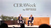 Chris Wright en la apertura de CERAWeek con Daniel Yergin, presidente de la conferencia y vicepresidente de S&P Global.&nbsp;