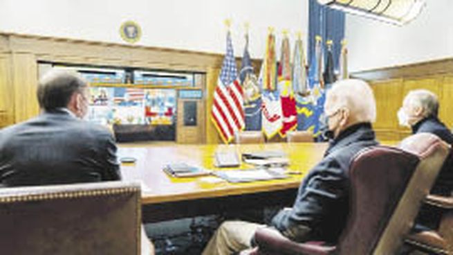 NERVIOS. Joe Biden mantuvo ayer una reunión con su equipo de seguridad nacional desde la residencia de Camp David. Más tarde contactó a los principales líderes europeos para definir los próximos pasos en la puja con Rusia.