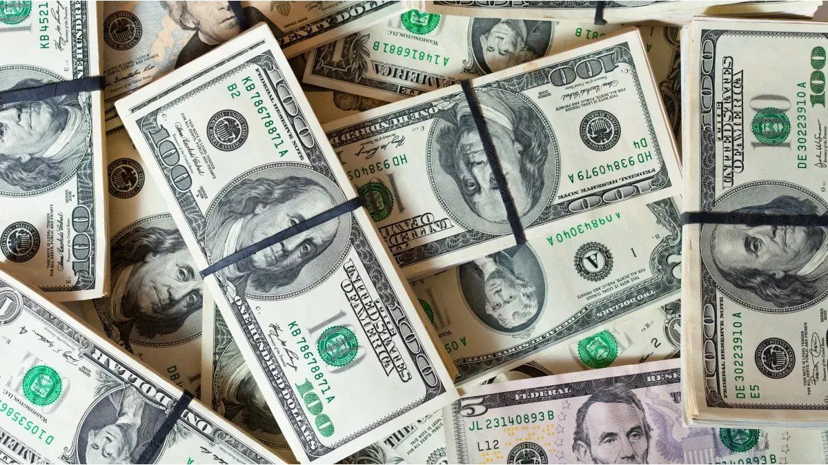 The dollar reaches its highest value in a month compared to optimism on trade agreements