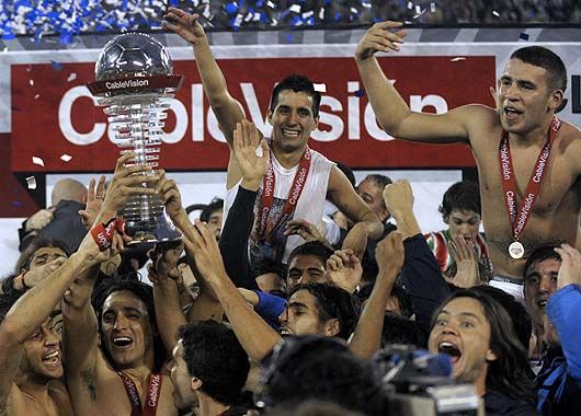 El plantel levanta la copa. Vélez es el campeón del clausura.