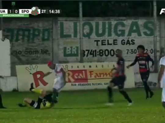 jugador le pateo la cabeza al arbitro.jpg