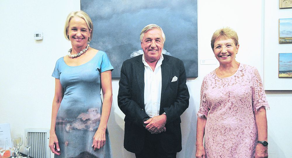 LA VIE VAGABONDE. No es un lema de algunos beneficiarios de planes sociales sino el título de una muestra de arte. La artista plástica Virginie Isbell , el presidente de Ferrari en la Argentina, Julio De Marco, y Marta Menéndez (ex BRIDAS y PAE).