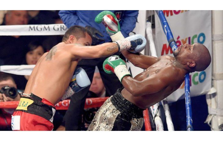 Maidana atacando a Mayweather en uno de sus combates.