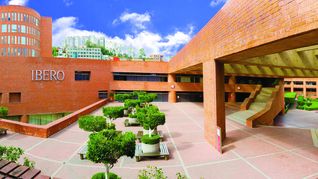 Se graduó en la Iberoamericana, dirige el grupo Televisa y es uno de los hombres más poderosos de México