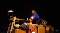 “Qué hacer con todas estas cosas” explora los vínculos familiares, los restos materiales y las versiones heredadas que se entrelazan en un espacio de montaje vivo,