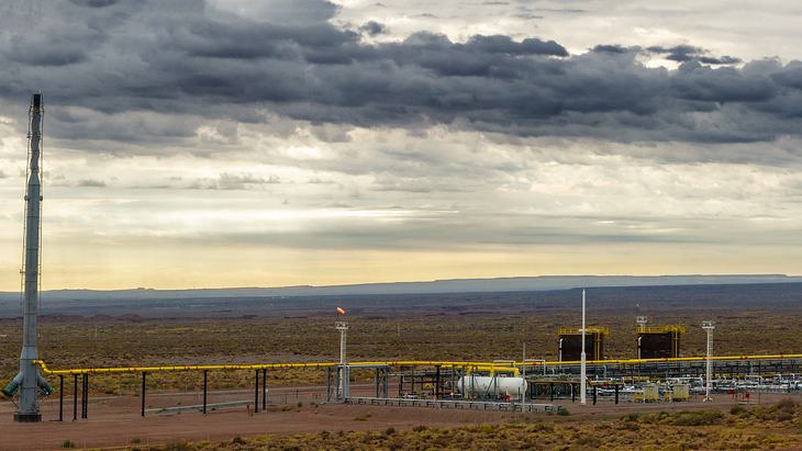 Shell reutiliza gas del propio yacimiento para generar electricidad y abastecer la planta, optimizando el consumo energético del sistema. Shell reutiliza gas del propio yacimiento para generar electricidad y abastecer la planta, optimizando el consumo energético del sistema.