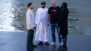 El peculiar careo entre Saúl Canelo Álvarez y Terence Crawford, previo a la pelear del sábado 13 de septiembre y ante la mirada de los organizadores, el jeque árabe Turki Alalshikh y Dana White.