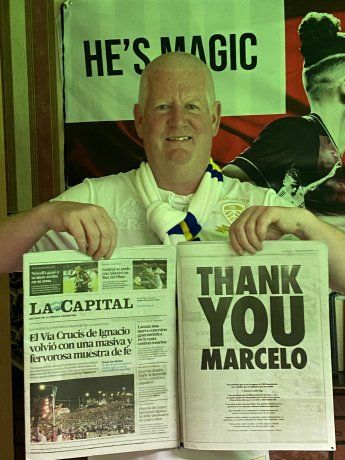 Gary Sleat, fanático de Leeds y Bielsa, se contactó con Ámbito para conseguir los diarios con la solicitada que los hinchas le dedicaron al rosarino.