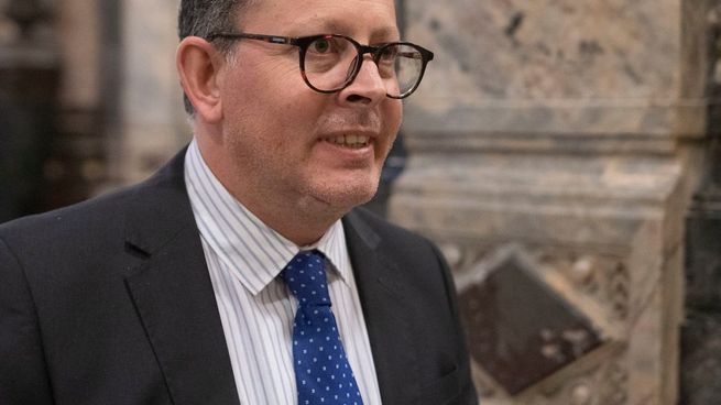 El diputado cabildante cuestionó al gobierno anterior por el contrato con Cardama. El diputado cabildante cuestionó al gobierno anterior por el contrato con Cardama.