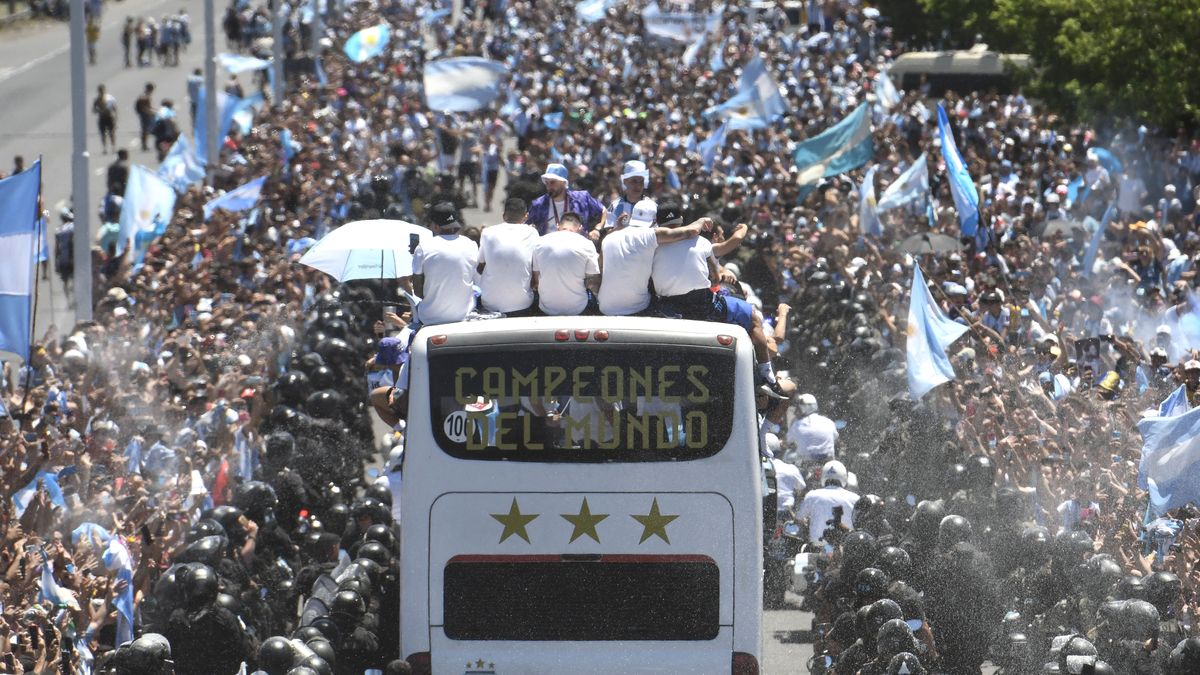 En VIVO En un d a hist rico los campeones del mundo sobrevolaron