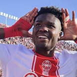 Jordy Caicedo convirtió los dos goles de la victoria de Huracán en el clásico.