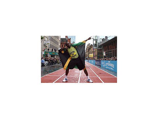 Usain Bolt festeja su nueva plusmarca.