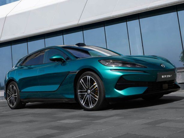 Uno de los modelos que ya incorpora esta tecnología es el DENZA Z9 GT, que puede alcanzar una autonomía de hasta 1.036 kilómetros gracias a la combinación entre la batería Blade y una carrocería optimizada en peso. Uno de los modelos que ya incorpora esta tecnología es el DENZA Z9 GT, que puede alcanzar una autonomía de hasta 1.036 kilómetros gracias a la combinación entre la batería Blade y una carrocería optimizada en peso.