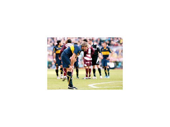 Martín Palermo se toca la rodilla y se da cuenta de que tiene roto el ligamento (tardó 6 meses en volver).