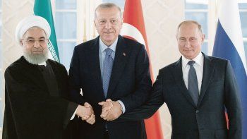 Cumbre. Los presidentes de Irán, Hasán Rohan; Turquía, Recep Tayyp Erdogan; y Rusia, Vladímir Putin, se reunieron en Ankara.