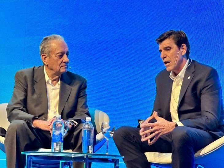 De izquierda a derecha: Ernesto López Anadón, titular del Instituto Argentino del Petróleo y del Gas (IAPG) y Ricardo Hösel, gerente general de Oldelval, durante la cita del sector De izquierda a derecha: Ernesto López Anadón, titular del Instituto Argentino del Petróleo y del Gas (IAPG) y Ricardo Hösel, gerente general de Oldelval, durante la cita del sector