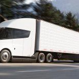 Aunque los camiones eléctricos requieren baterías de entre 4 y 6 toneladas y tienen un costo inicial entre u$s100.000 y u$s150.000 superior. Aunque los camiones eléctricos requieren baterías de entre 4 y 6 toneladas y tienen un costo inicial entre u$s100.000 y u$s150.000 superior.