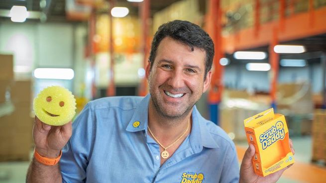 Mientras trabajaba en su taller de lavado de autos, Aaron sufrió un accidente al pulir un vehículo, lo que lo motivó a crear una esponja que evitara rayar las superficies.