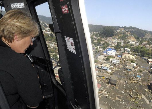 La presidente chilena sobrevoló la zona y habló con ciudadanos afectados por el sismo.