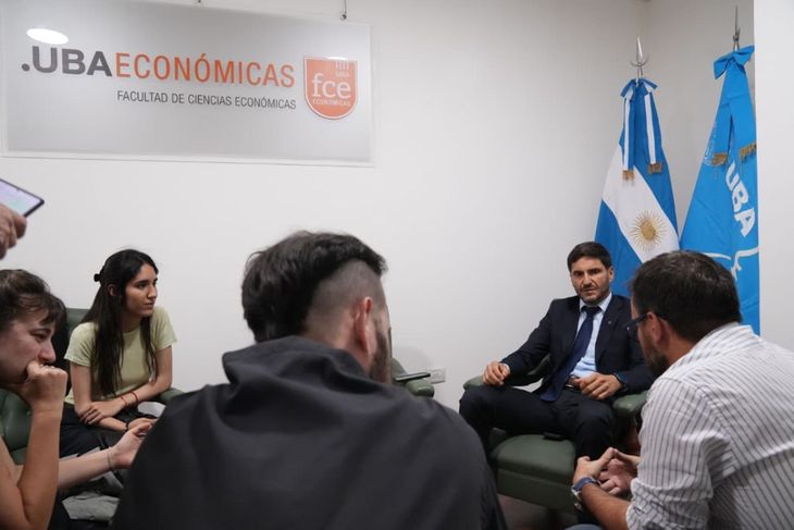 El gobernador de Santa Fe recibió a un acotado grupo de medios, entre ellos Ámbito. El gobernador de Santa Fe recibió a un acotado grupo de medios, entre ellos Ámbito.