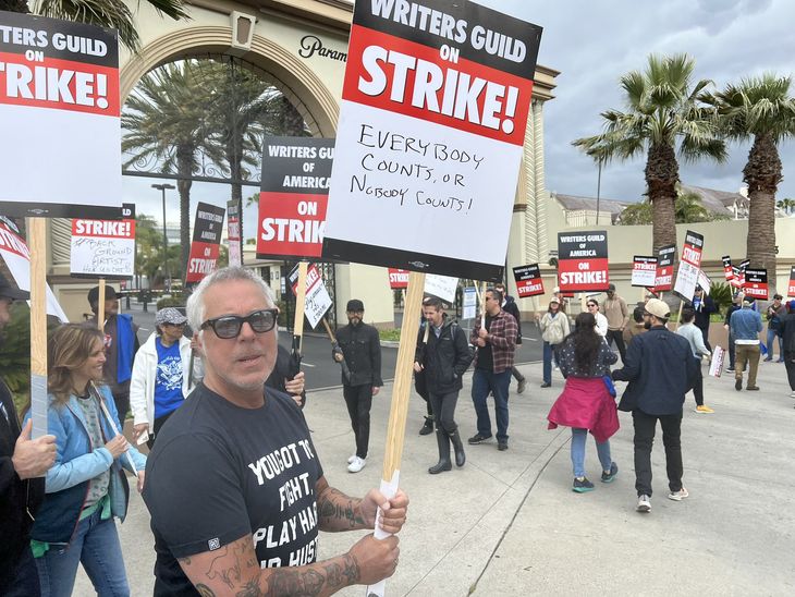 Hollywood scriptwriters resumed negotiations with studios