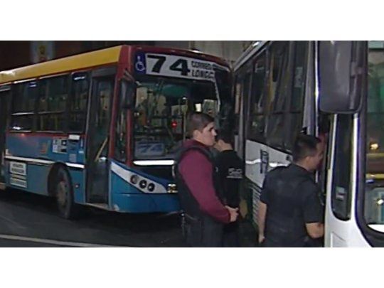 Choque entre dos colectivos dejó al menos 20 heridos