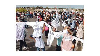 En Río Negro, el conflicto docente escaló a un nivel dramático: ayer los maestros bloquearon los accesos a la provincia.
