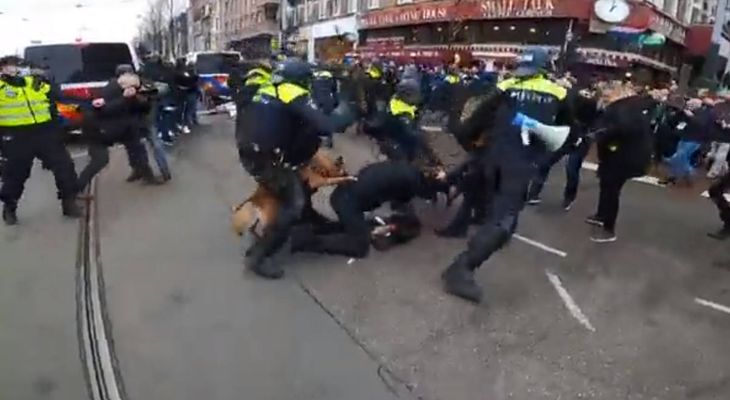 Duros choques entre la Policía y manifestantes anti restricciones en Ámsterdam