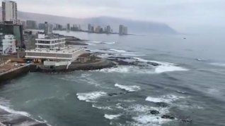 Continúa la alerta por tsunami en Chile.