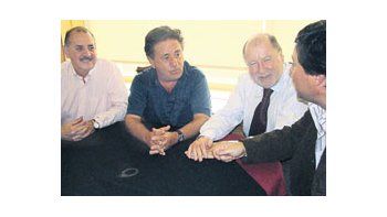 ámbito.com | Eduardo Duhalde recibió el sábado a Jorge Busti, al diputado entrerriano Gustavo Zavallo y al dirigente del PJ local José Carlos Ramos, en el San Juan Tennis Club.