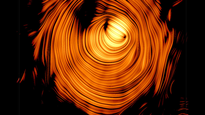 El “Ojo de Sauron” es un chorro de plasma del blazar PKS 1424+240, atravesado por un campo magnético toroidal casi perfecto.&nbsp;