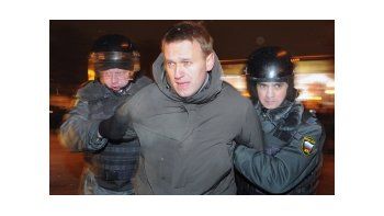 El conocido bloguero Alexei Navalny es arrestado por policías.