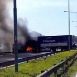 Bomberos, personal de seguridad vial y efectivos policiales trabajan en la zona. Bomberos, personal de seguridad vial y efectivos policiales trabajan en la zona.