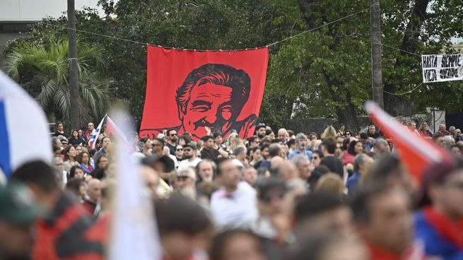 Miles de personas se acercaron a despedir al expresidente José Mujica.