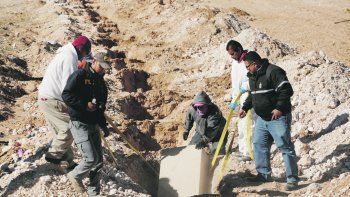 un drama peculiar. La violencia narco ensangrienta a México. En la foto, trabajadores forenses excavan en una fosa común.