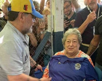 Madres de Plaza de Mayo denunció el robo de camisetas donadas por Maradona