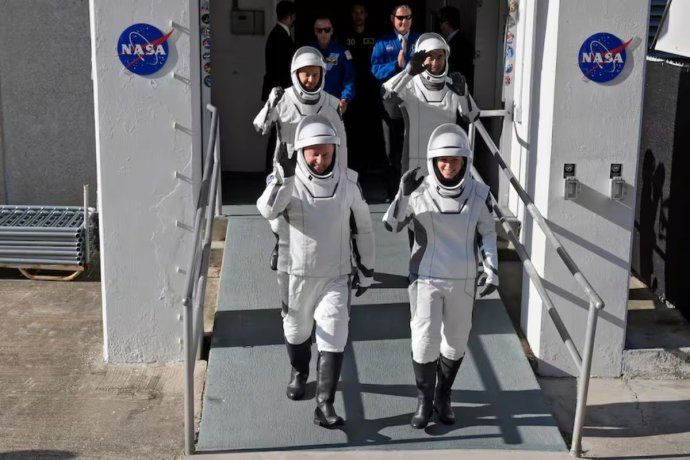 Los cuatro astronautas que tuvieron que cancelar su lanzamiento a la Estación Espacial Internacional.