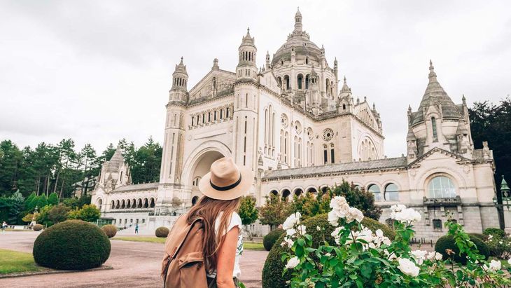 Basílica de Santa Teresa de de Lisieux en Francia. Basílica de Santa Teresa de de Lisieux en Francia.